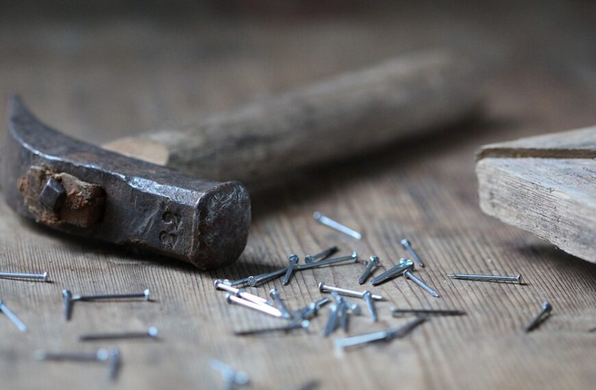 Homem é preso após tentar agredir irmã e sobrinha com martelo em RO