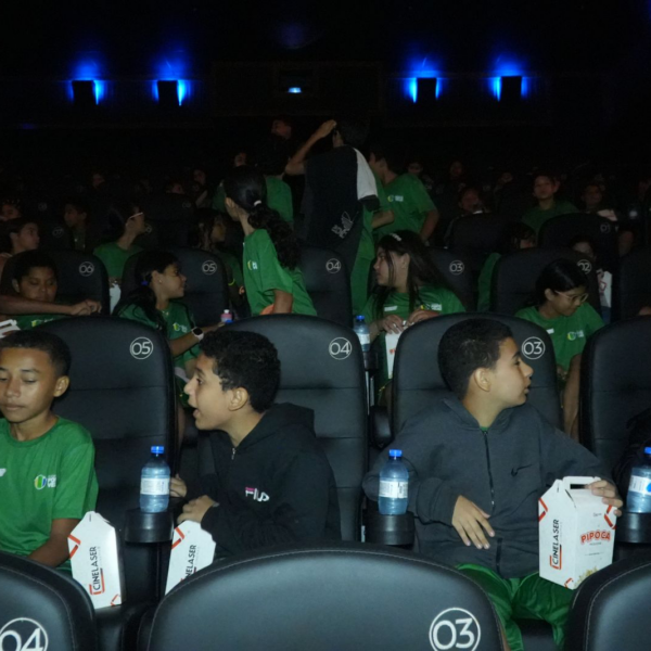 Primeira ida ao cinema encanta e emociona estudantes da rede municipal