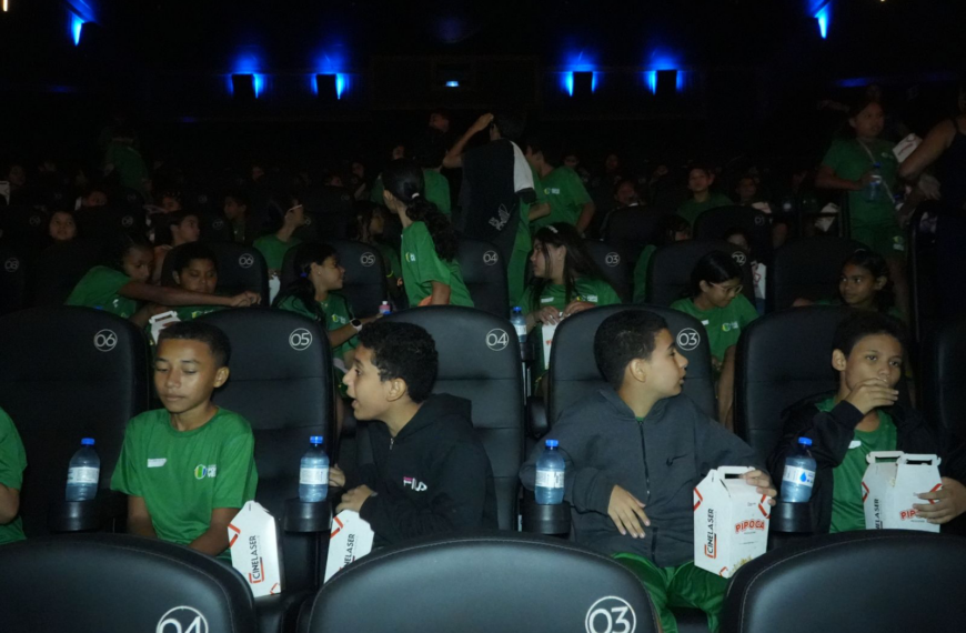 Primeira ida ao cinema encanta e emociona estudantes da rede municipal