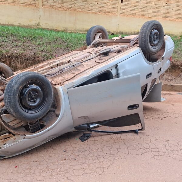 QUADRILHA ROUBA VEÍCULO NO INÍCIO DA TARDE, CAPOTA NA ESTRADA DOS JAPONESES E FOGE PARA A MATA