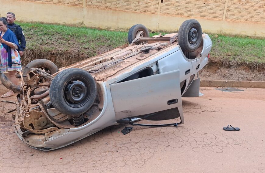 QUADRILHA ROUBA VEÍCULO NO INÍCIO DA TARDE, CAPOTA NA ESTRADA DOS JAPONESES E FOGE PARA A MATA