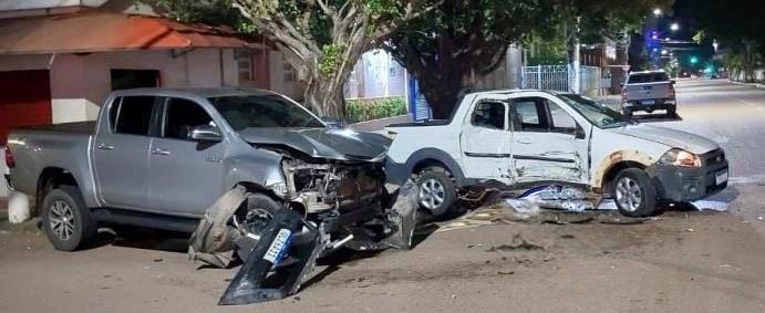 Batida entre caminhonetes no centro da capital deixa motorista preso