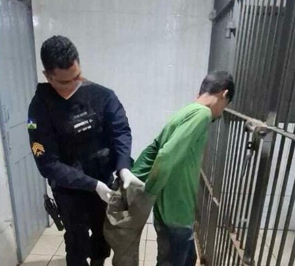 Motoboy enfrenta assaltante armado, o imobiliza e recupera moto e pertences em Porto Velho