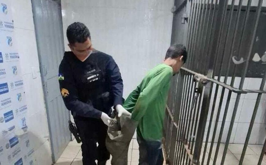 Motoboy enfrenta assaltante armado, o imobiliza e recupera moto e pertences em Porto Velho