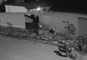 VÍDEO:DUPLA EM MOTO ROUBA IPHONE DE MULHER NO&hellip;