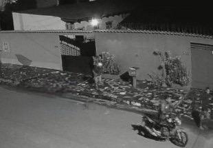 CÂMERAS FLAGRARAM: Bandidos arrombam portão e furtam moto de residência