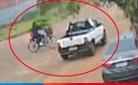 Adolescente e criança são atropelados e motorista foge; câmeras registram momento