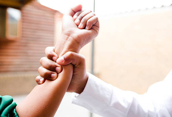 VÍDEO: Criminoso agride funcionária e a arrasta pelos cabelos durante assalto