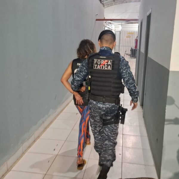 Na noite desta quarta-feira, uma mulher de 46 anos foi detida pela Polícia Militar após um episódio de violência doméstica que terminou com agressões contra a própria mãe, o filho e danos no interior da residência.