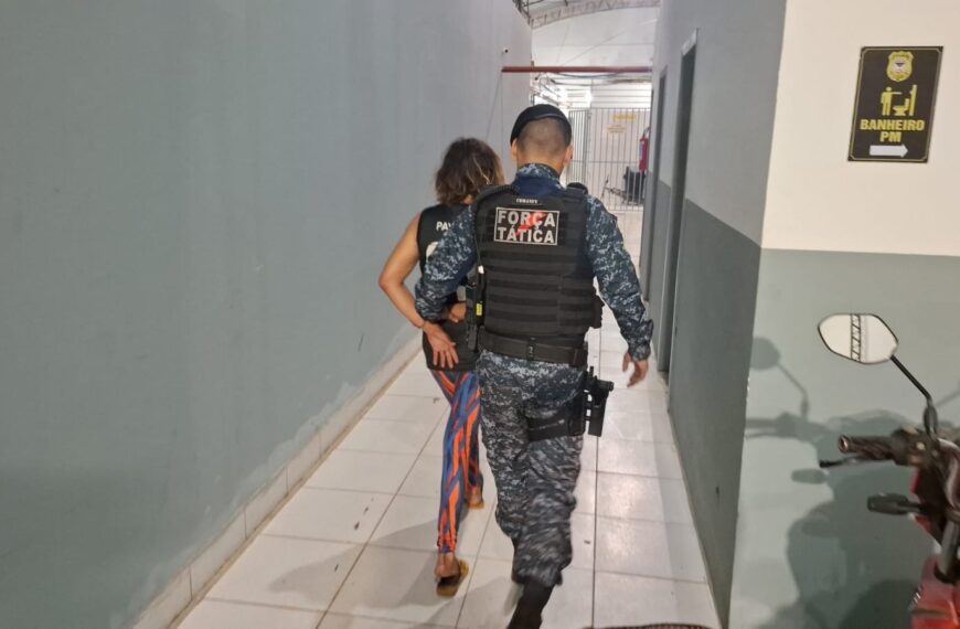 Na noite desta quarta-feira, uma mulher de 46 anos foi detida pela Polícia Militar após um episódio de violência doméstica que terminou com agressões contra a própria mãe, o filho e danos no interior da residência.