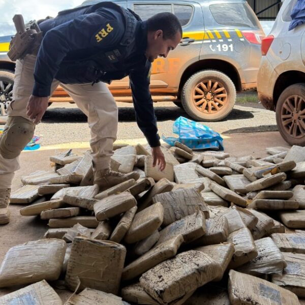 Casal é preso com 167,8 kg de skunk após tentar evitar fiscalização em Rondônia