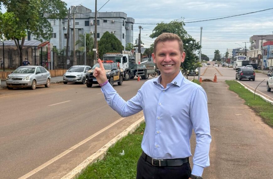 SEMÁFORO COMEÇA A SER INSTALADO NO CRUZAMENTO DA RUA