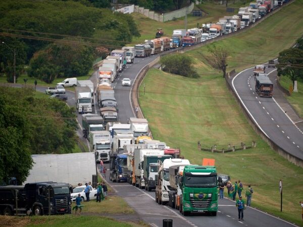 Caminhoneiros articulam paralisação nos próximos dias em reação ao aumento do diesel
