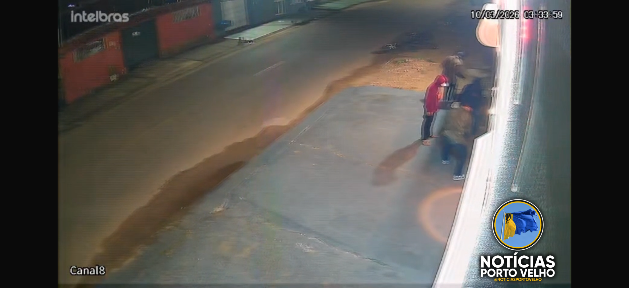 VÍDEO:QUADRILHA TENTA ARROMBAR LOJA DE ROUPAS NA MADRUGADA DESTA TERÇA-FEIRA, CORTA CADEADOS E FOGE DE BICICLETA