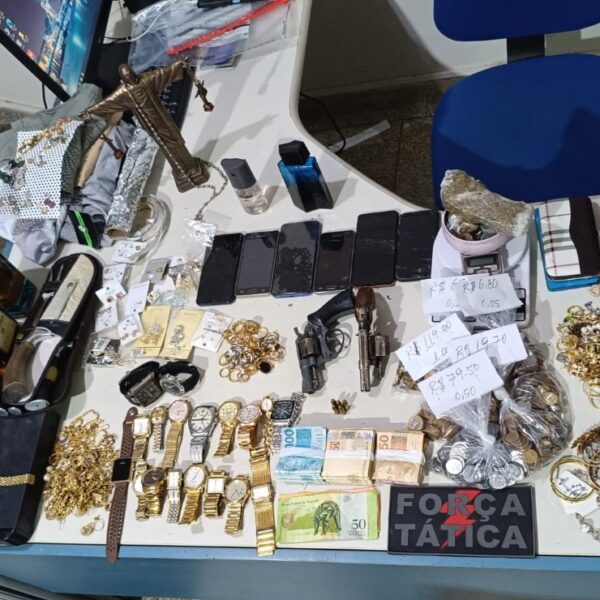 Assalto com sequestro acaba com prisões, vítimas resgatadas e dois mortos em confronto