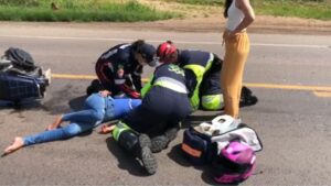 Motociclista sofre fraturas em acidente com carreta