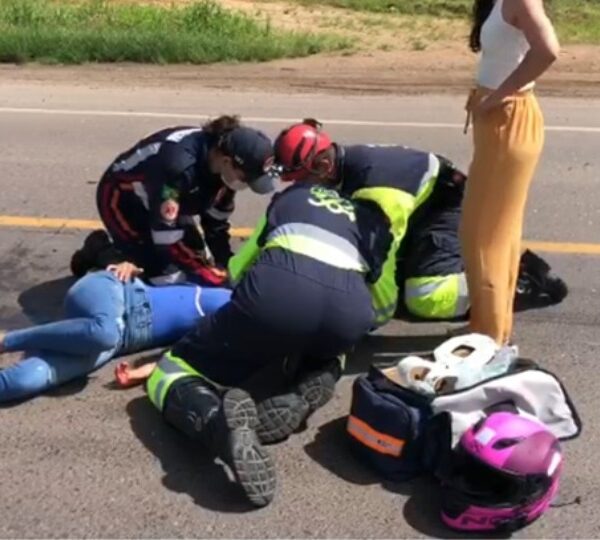 Motociclista sofre fraturas em acidente com carreta