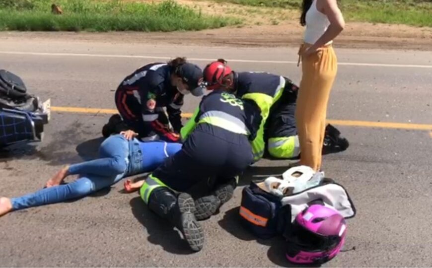 Motociclista sofre fraturas em acidente com carreta