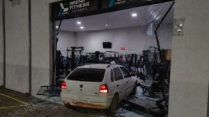 Motorista perde controle e carro para dentro de&hellip;