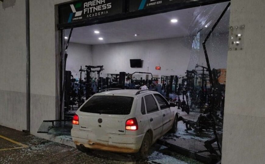 Motorista perde controle e carro para dentro de academiaO condutor
