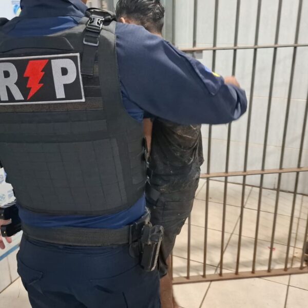 Suspeito de roubo a ônibus é capturado após fuga intensa, confronto com policiais e ataque de cães