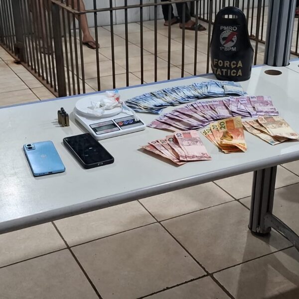 FORÇA TÁTICA DO 1º BPM ESTOURA BOCA DE FUMO E DETÉM ADOLESCENTE E COMPARSAS NO BAIRRO EMBRATEL