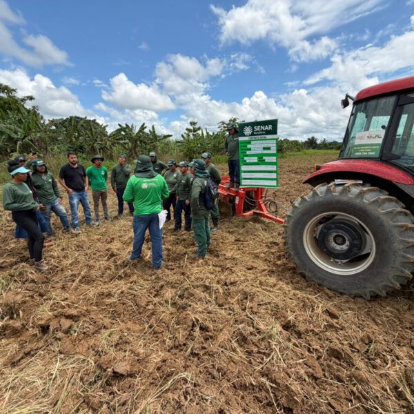 Curso de manutenção de trator leva capacitação ao campo em Porto Velho