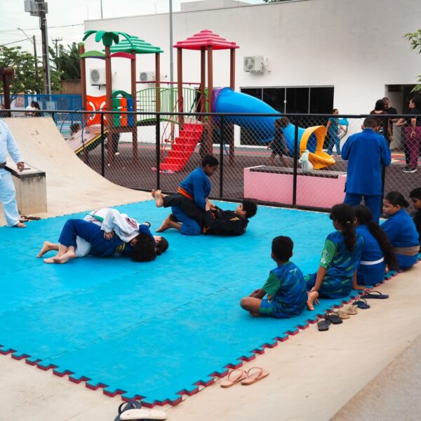 Projeto Construindo Campeões atende cerca de 200 jovens na Praça CEU, em Porto Velho