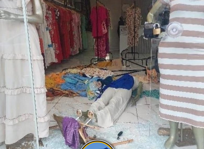 LOJA É ARROMBADA E VÁRIAS PEÇAS DE ROUPAS SÃO FURTADAS NO BAIRRO EMBRATEL