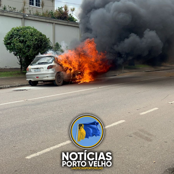 Carro é consumido pelo fogo com quatro ocupantes no bairro Embratel