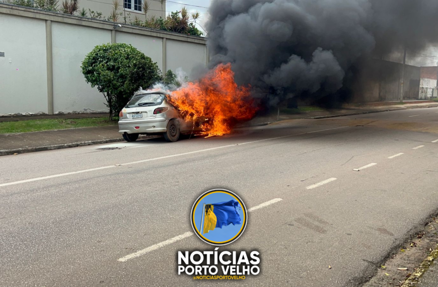 Carro é consumido pelo fogo com quatro ocupantes no bairro Embratel