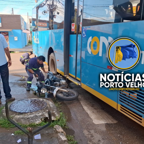 VÍDEO – MOTO FICA EMBAIXO DE ÔNIBUS APÓS ACIDENTE NA ZONA LESTE DE PORTO VELHO