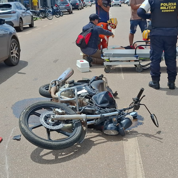 MOTOCICLISTA INABILITADA SOFRE FRATURA NA PERNA DIREITA APÓS FORTE COLISÃO NA TRASEIRA DE CARRO NA AVENIDA AMAZONAS