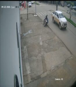 Colisão entre caminhonete e motocicleta deixa mulher ferida&hellip;