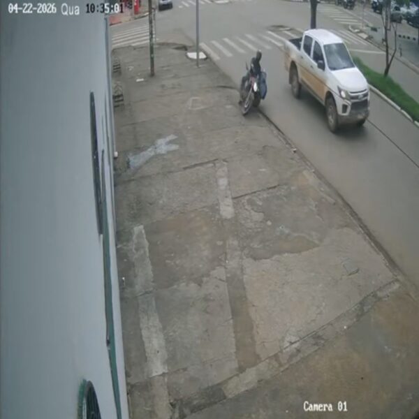 Colisão entre caminhonete e motocicleta deixa mulher ferida em avenida movimentada