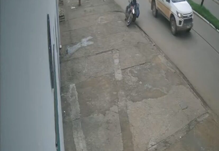 Colisão entre caminhonete e motocicleta deixa mulher ferida em avenida movimentada