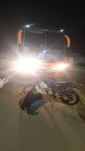 ACIDENTE ENTRE ÔNIBUS E MOTOCICLETA DEIXA DUAS MULHERES&hellip;