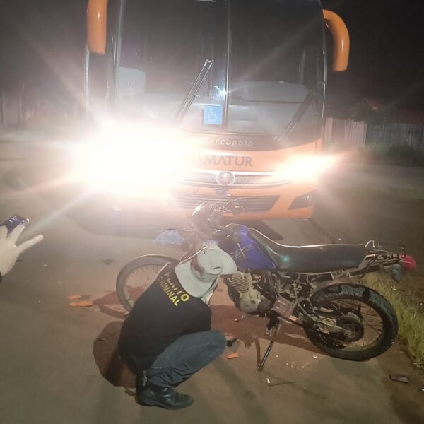 ACIDENTE ENTRE ÔNIBUS E MOTOCICLETA DEIXA DUAS MULHERES GRAVEMENTE FERIDAS EM ITAPUÃ DO OESTE