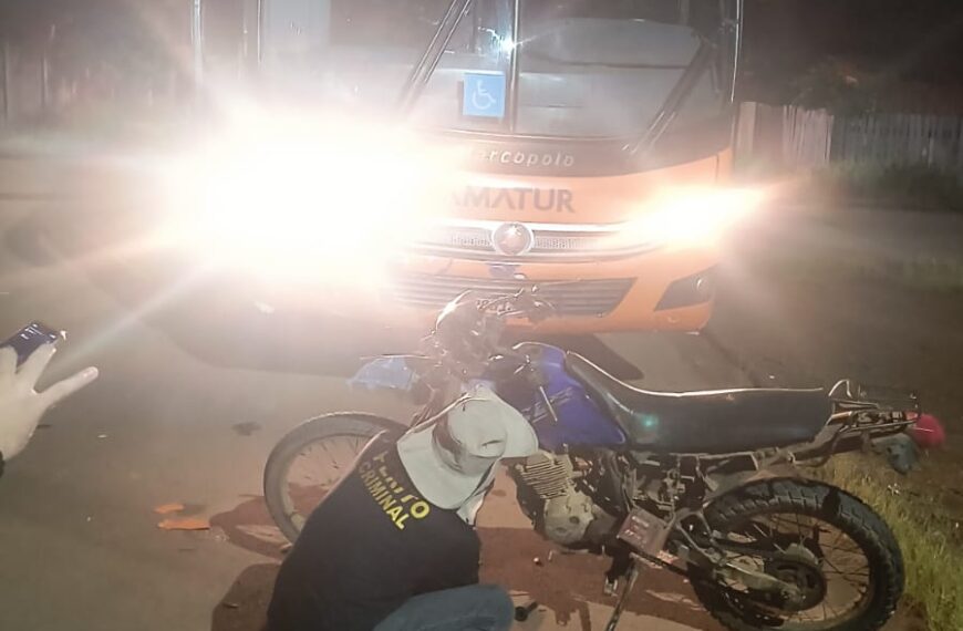 ACIDENTE ENTRE ÔNIBUS E MOTOCICLETA DEIXA DUAS MULHERES GRAVEMENTE FERIDAS EM ITAPUÃ DO OESTE