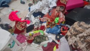 CRIMINOSOS INVADEM CASA, FAZEM MULHERES REFÉNS E ESPALHAM&hellip;