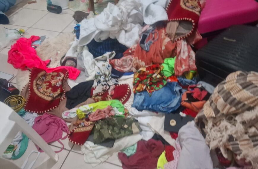 CRIMINOSOS INVADEM CASA, FAZEM MULHERES REFÉNS E ESPALHAM TERROR EM BUSCA DE OURO