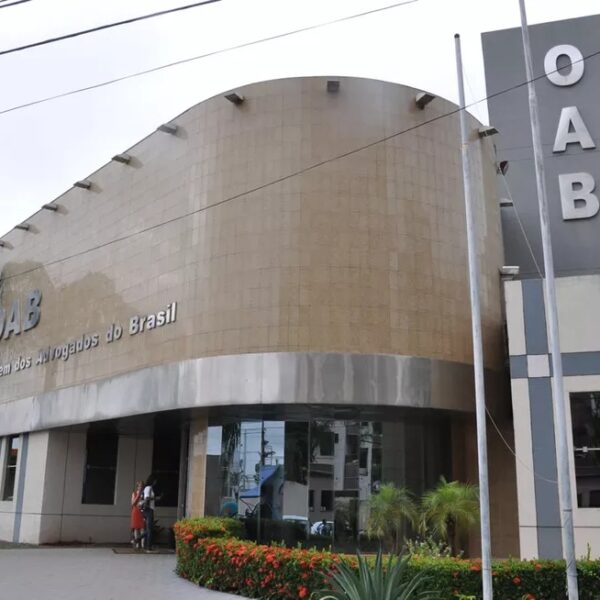OAB exclui advogado por conduta incompatível após condenação por crime contra enteada em RO