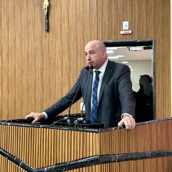 Saúde pública em alerta: Gedeão Negreiros cobra limpeza urgente de vala no Bairro São Francisco