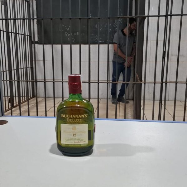 HOMEM DE 33 ANOS É PRESO APÓS FURTAR GARRAFA DE WHISKY AVALIADA EM R$ 260 EM PORTO VELHO
