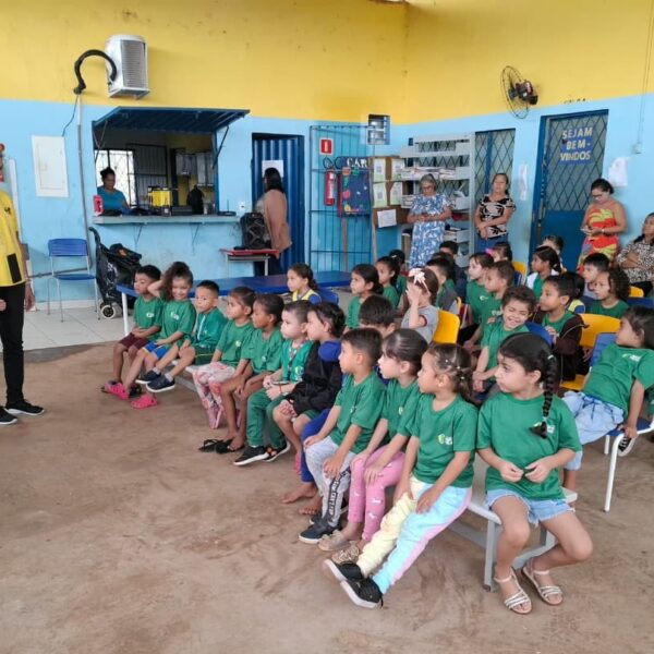 Detran-RO promove ação educativa sobre travessia segura com crianças em Porto Velho