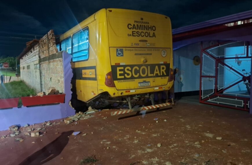 ÔNIBUS ESCOLAR PERDE O FREIO, MOTORISTA PULA DO VEÍCULO E MOTOCICLISTA É ATINGIDO EM PORTO VELHO