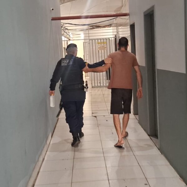 HOMEM DE 35 ANOS É PRESO APÓS AMEAÇAR E AGREDIR JOVEM DE 18 ANOS EM CANDEIAS DO JAMARI.