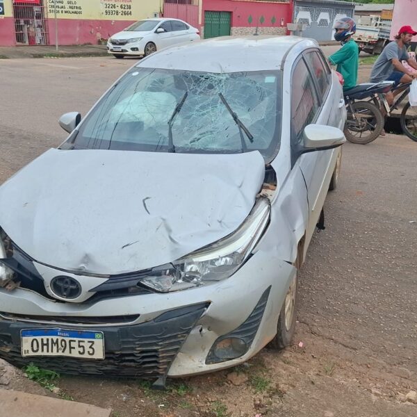 MOTOCICLISTA AVANÇA PREFERENCIAL E FICA GRAVEMENTE FERIDO APÓS BATIDA COM TOYOTA YARIS