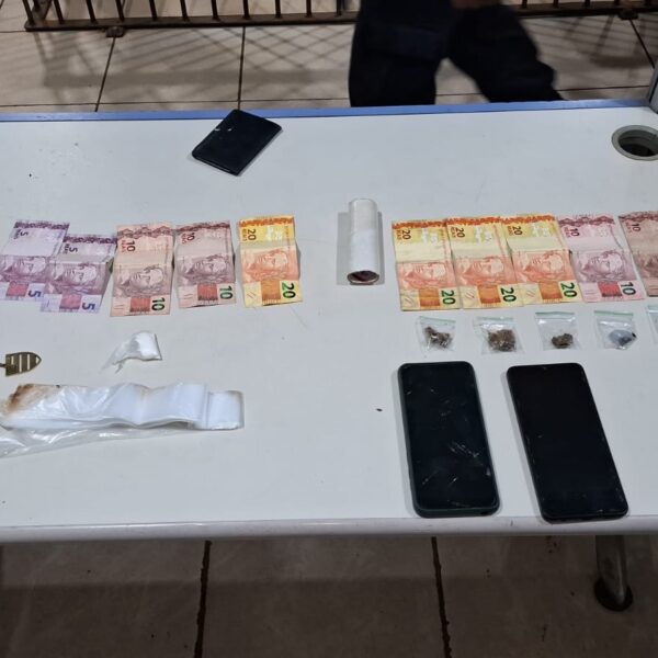 Dupla é presa por tráfico de drogas via “delivery” durante ação policial na madrugada