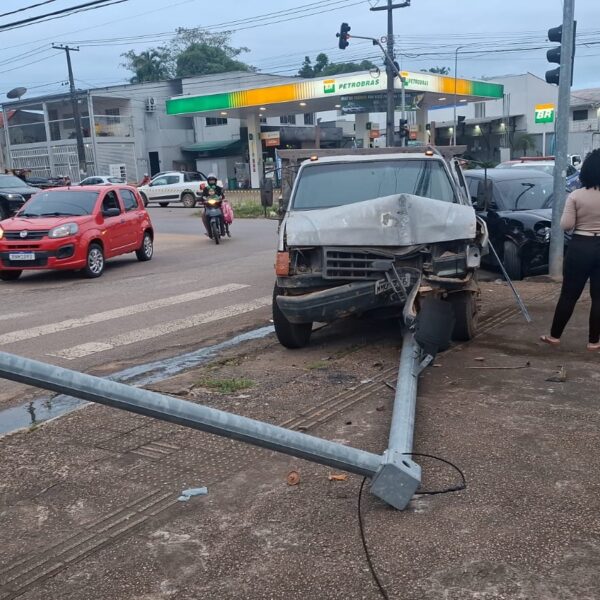 COLISÃO VIOLENTA: Motorista de aplicativo fica ferido após carro elétrico bater em caminhão F4000 e derrubar poste em Porto Velho